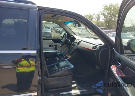 2007 Cadillac Escalade Luxury z USA, uszkodzony, nr VIN 1GYFK63807R325711